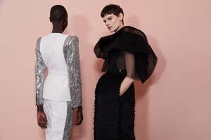 backstage-defile-givenchy-printemps-ete-2020-paris-coulisses-74.thumb.jpg.419fcb12428ed35858211a94ff2845ac.jpg