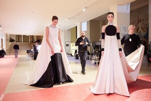 backstage-defile-stephane-rolland-printemps-ete-2020-paris-coulisses-77.thumb.jpg.8d83e315031cdee9b12398f3c9b48163.jpg