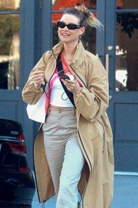 behati-prinsloo-out-shopping-on-melrose-place-01-28-2020-0.jpg