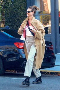 behati-prinsloo-out-shopping-on-melrose-place-01-28-2020-2.jpg