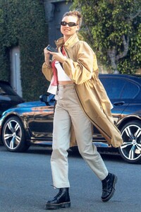 behati-prinsloo-out-shopping-on-melrose-place-01-28-2020-3.jpg