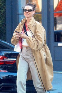 behati-prinsloo-out-shopping-on-melrose-place-01-28-2020-5.jpg