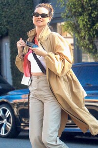 behati-prinsloo-out-shopping-on-melrose-place-01-28-2020-6.jpg