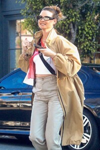 behati-prinsloo-out-shopping-on-melrose-place-01-28-2020-9.jpg