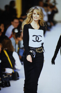 chanel-fw-1992.thumb.jpg.720f39a7236667f127e08540a5f2dd91.jpg