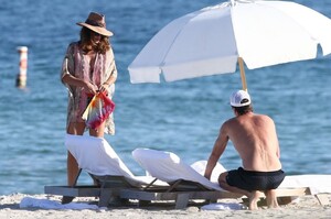 cindy-crawford-on-the-beach-on-new-year-s-day-in-miami-01-01-2020-1.jpg
