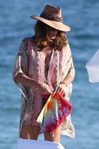 cindy-crawford-on-the-beach-on-new-year-s-day-in-miami-01-01-2020-2.jpg