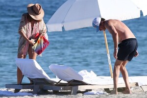cindy-crawford-on-the-beach-on-new-year-s-day-in-miami-01-01-2020-3.jpg
