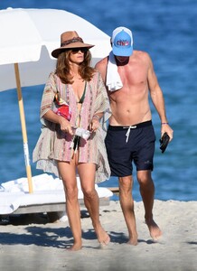 cindy-crawford-on-the-beach-on-new-year-s-day-in-miami-01-01-2020-5.jpg
