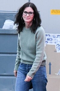 courteney-cox-retail-therapy-at-the-celine-store-in-la-01-16-2020-3.jpg