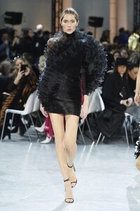 defile-alexandre-vauthier-printemps-ete-2020-paris-look-25.thumb.jpg.b0646b06582fadd92d022aacb841726c.jpg