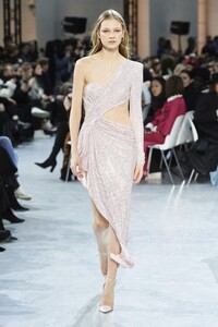 defile-alexandre-vauthier-printemps-ete-2020-paris-look-32.thumb.jpg.145428015369663a67f92aaafe7515aa.jpg