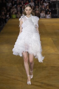 defile-burberry-printemps-ete-2020-londres-look-111.thumb.jpg.5f2fc4d1a6f2ec3962efa4e5f2b697c6.jpg
