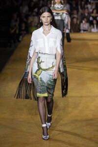 defile-burberry-printemps-ete-2020-londres-look-16.thumb.jpg.e4159cbcf229cbcda2541d1bf9a7a33c.jpg