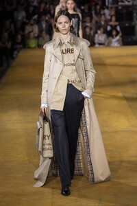 defile-burberry-printemps-ete-2020-londres-look-18.thumb.jpg.4e2aa7e82534d63fae51860f26d414c2.jpg