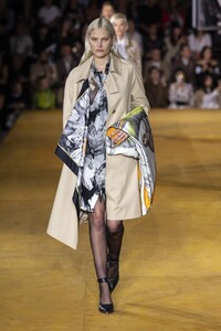 defile-burberry-printemps-ete-2020-londres-look-20.thumb.jpg.f53abdec7e7d86f142640522c8df0697.jpg