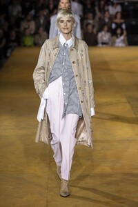 defile-burberry-printemps-ete-2020-londres-look-21.thumb.jpg.9cbd4a137303a4f5a2f96a30fef251c0.jpg