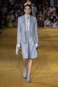 defile-burberry-printemps-ete-2020-londres-look-23.thumb.jpg.92353d36a5998b36f2c2bdd94b89ff6e.jpg