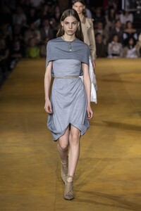 defile-burberry-printemps-ete-2020-londres-look-26.thumb.jpg.b839deb7bfc9bb9540fea311eb1b11c3.jpg