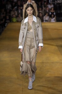 defile-burberry-printemps-ete-2020-londres-look-29.thumb.jpg.b5fb1f2a5aa0e7a6d2ae5fd031570710.jpg