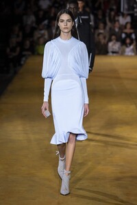 defile-burberry-printemps-ete-2020-londres-look-34.thumb.jpg.e3cfb6e429989ad0c6d95f18d534879c.jpg