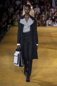 defile-burberry-printemps-ete-2020-londres-look-43.thumb.jpg.6c1d94aa030d4bfa2bc2a69c083748da.jpg