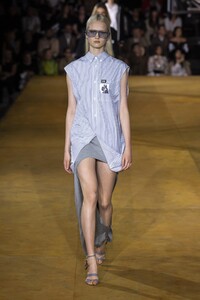 defile-burberry-printemps-ete-2020-londres-look-49.thumb.jpg.990df7393b3f991f8be8a66722051db2.jpg