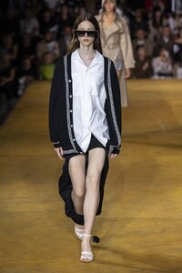 defile-burberry-printemps-ete-2020-londres-look-51.thumb.jpg.97dd64332ba22c57f705f5faeae12444.jpg
