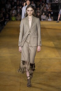 defile-burberry-printemps-ete-2020-londres-look-7.thumb.jpg.3d8fa53be31abdab69a090058a42ce61.jpg