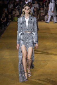 defile-burberry-printemps-ete-2020-londres-look-81.thumb.jpg.07cd1a898379bdd180bd40b0badc8022.jpg