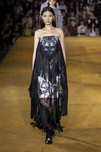 defile-burberry-printemps-ete-2020-londres-look-9.thumb.jpg.2360263bfa36254f9119e96bed6b7cf3.jpg