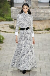 defile-chanel-printemps-ete-2020-paris-look-12.thumb.jpg.a18a6aff7d7dbc218d2b8765c36be3a3.jpg