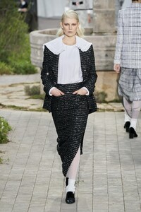 defile-chanel-printemps-ete-2020-paris-look-15.thumb.jpg.953ca81cfe8cb6eff0f6b100a7a9590c.jpg