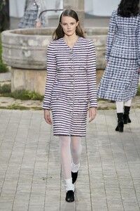 defile-chanel-printemps-ete-2020-paris-look-17.thumb.jpg.e42ac8b64cec37d4958aef832dcf2b10.jpg