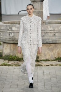 defile-chanel-printemps-ete-2020-paris-look-21.thumb.jpg.ee7ab2c964bd9ee9467c0f010674751e.jpg