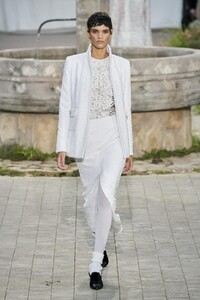 defile-chanel-printemps-ete-2020-paris-look-22.thumb.jpg.72730a2224d783e0567146707fc8c6c7.jpg