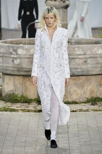 defile-chanel-printemps-ete-2020-paris-look-24.thumb.jpg.195f18ef0fe09cc7594bed4c7ab27a6f.jpg