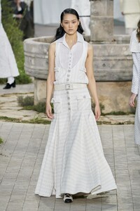 defile-chanel-printemps-ete-2020-paris-look-27.thumb.jpg.7f0eb20e49b8672ac60998a7c670e9a4.jpg