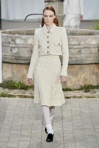 defile-chanel-printemps-ete-2020-paris-look-28.thumb.jpg.2d21eed2bbd5b1413739b0a0ed144d4a.jpg