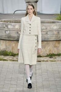 defile-chanel-printemps-ete-2020-paris-look-29.thumb.jpg.92b07a5b3d60fee36a3b223a1b41e2b2.jpg