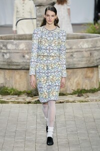 defile-chanel-printemps-ete-2020-paris-look-32.thumb.jpg.924cab18fadc8280562853962961f3ee.jpg