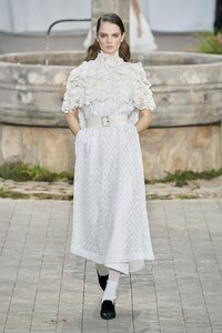 defile-chanel-printemps-ete-2020-paris-look-34.thumb.jpg.e169c004209038f8c53326a1fd3e3ebe.jpg