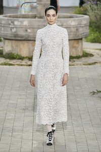 defile-chanel-printemps-ete-2020-paris-look-36.thumb.jpg.98578eac7e26654f831bc8bfa801b912.jpg