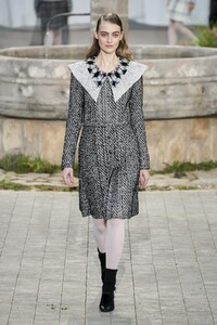 defile-chanel-printemps-ete-2020-paris-look-4.thumb.jpg.0b90ef97af9c139a613087f3bd198ece.jpg