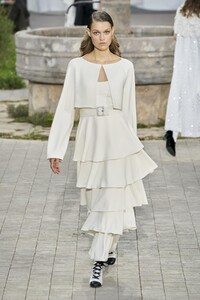 defile-chanel-printemps-ete-2020-paris-look-41.thumb.jpg.270d7c8221230fce09ca4147984ce8e8.jpg