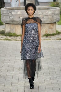 defile-chanel-printemps-ete-2020-paris-look-49.thumb.jpg.714a07c00ee2cce678f6e0c896c9592f.jpg