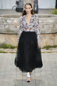 defile-chanel-printemps-ete-2020-paris-look-53.thumb.jpg.b72654da95d7fb60750003327bbf2606.jpg