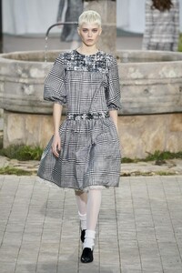 defile-chanel-printemps-ete-2020-paris-look-8.thumb.jpg.fda28ff48fdadb04076e9e2e0624eabf.jpg