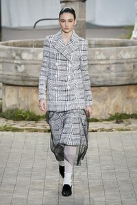 defile-chanel-printemps-ete-2020-paris-look-9.thumb.jpg.11d1ccfafc473a31fc4a78a5a5b1a7ad.jpg