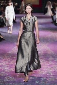 defile-dior-printemps-ete-2020-paris-look-18.thumb.jpg.228338d4997d41fe2ceed3659495ea7f.jpg